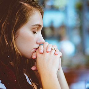 women-pray